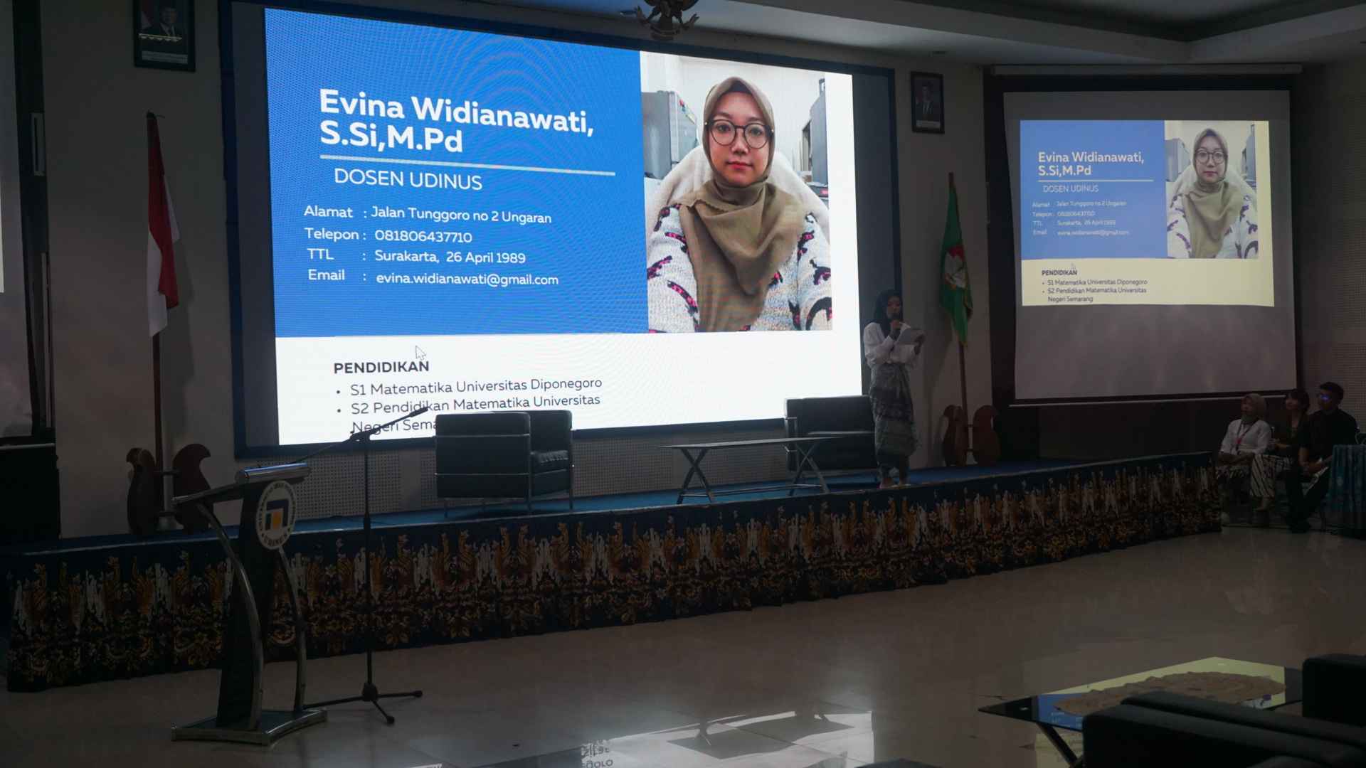 Pembacaan CV pemateri ketiga oleh Moderator 
